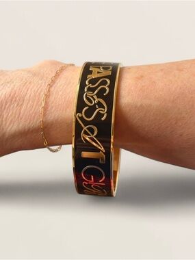 kate spade “Boys Make Passes At Girls With Glasses” Engraved Bangle